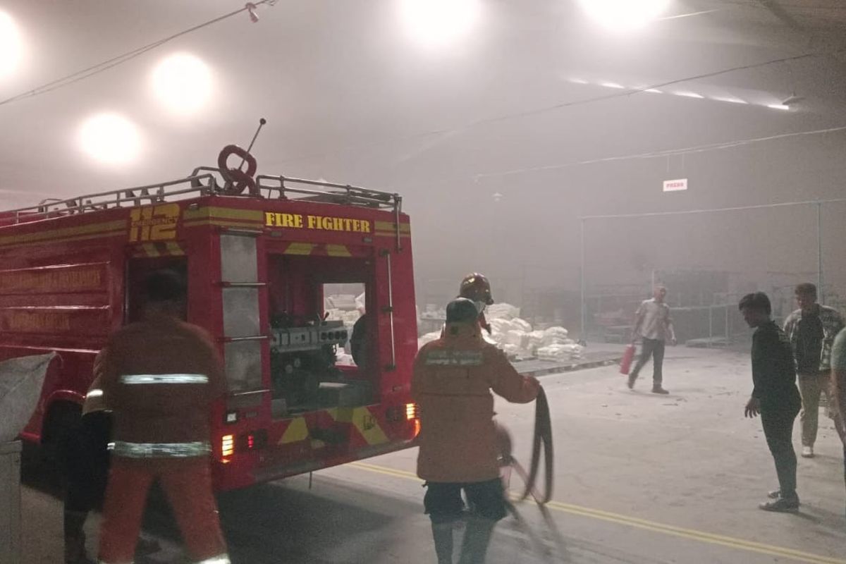Panel Listrik Pabrik Karet di Gresik Terbakar, Karyawan Panik Berhasil Kendalikan Api