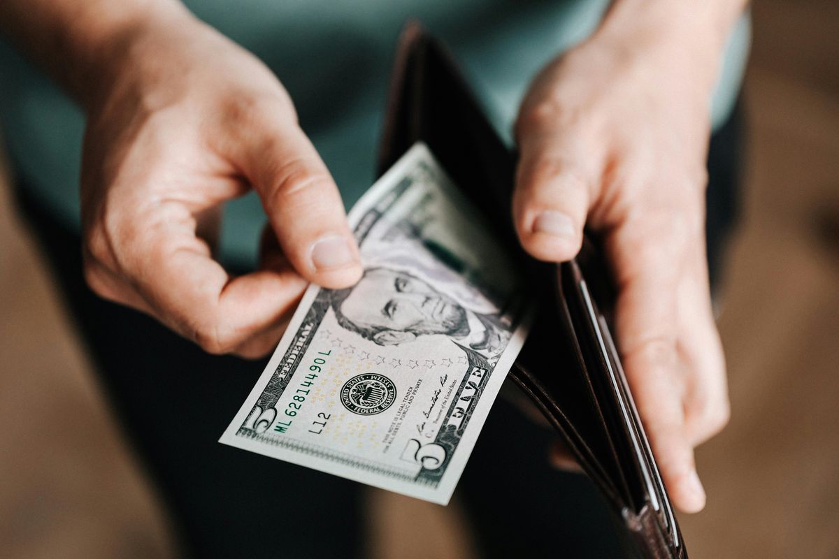 Rupiah Lesu di Awal Perdagangan: Pasar Menanti Kebijakan Suku Bunga BI dan Arah Hawkish The Fed