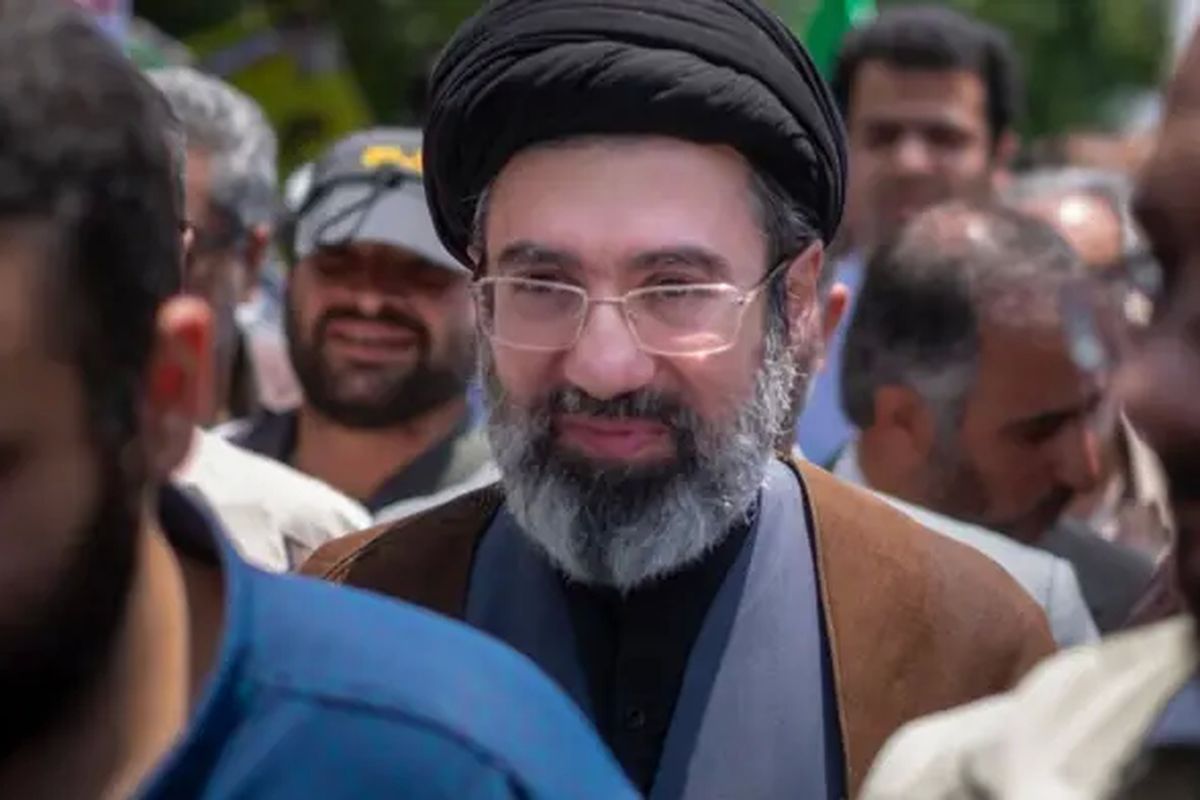 Kekuatan di Balik Jubah: Mojtaba Khamenei dan Transisi Dinastik di Republik Islam Iran